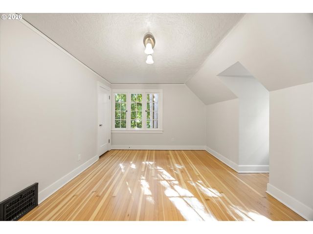604 Se ANDOVER Pl, Portland, OR 97202