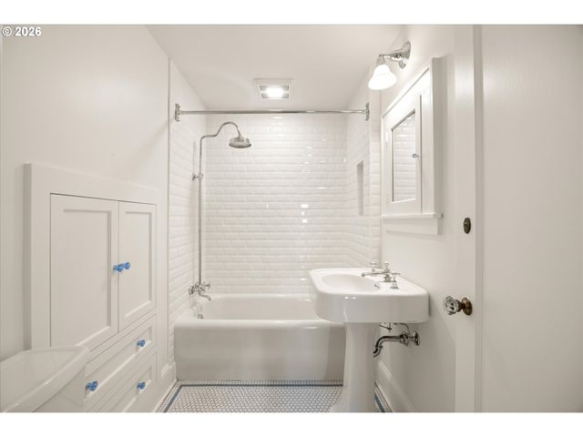604 Se ANDOVER Pl, Portland, OR 97202