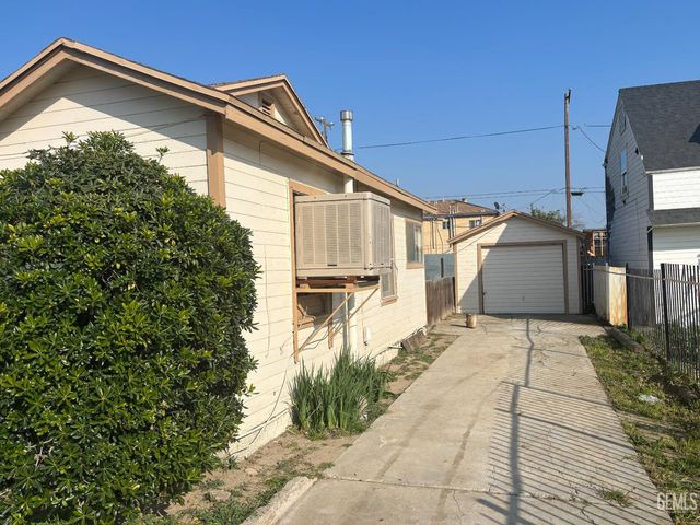 1600 Hurrle Street, Bakersfield, CA 93308