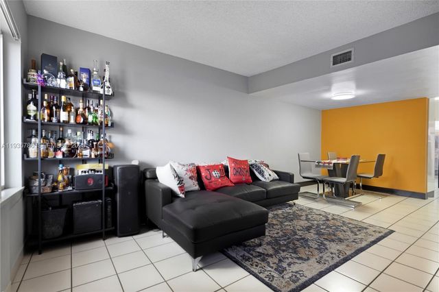 8262 NW 5th Ln 392, Miami, FL 33126