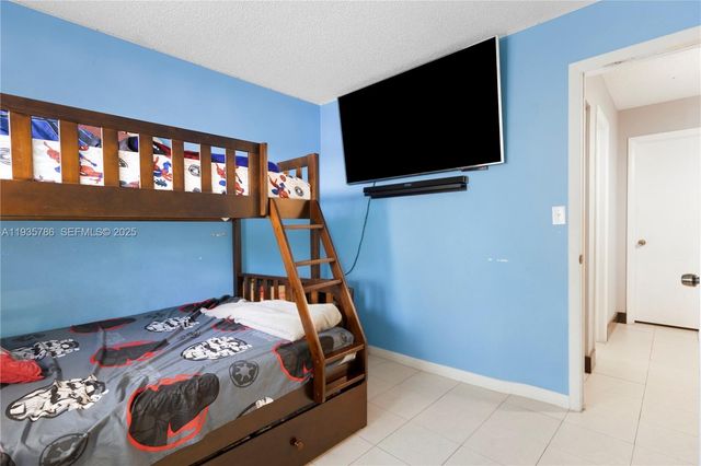 8262 NW 5th Ln 392, Miami, FL 33126