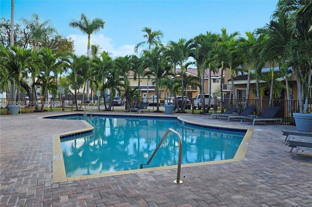 8262 NW 5th Ln 392, Miami, FL 33126