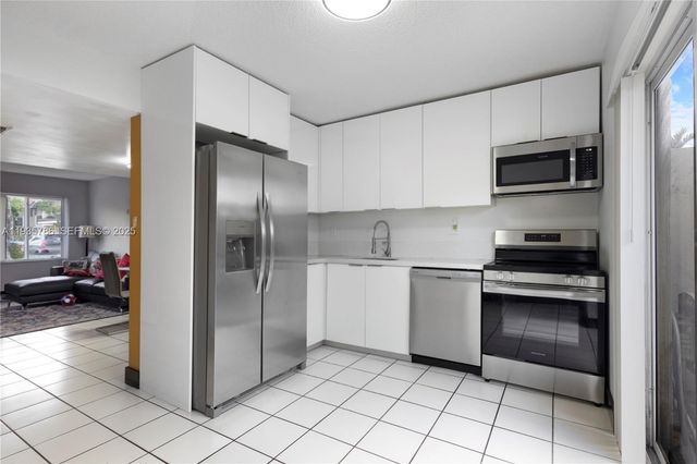 8262 NW 5th Ln 392, Miami, FL 33126