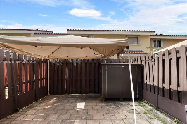 8262 NW 5th Ln 392, Miami, FL 33126