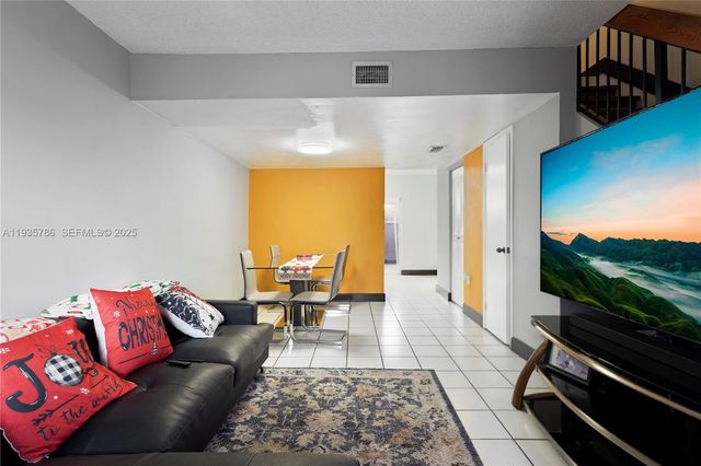 8262 NW 5th Ln 392, Miami, FL 33126