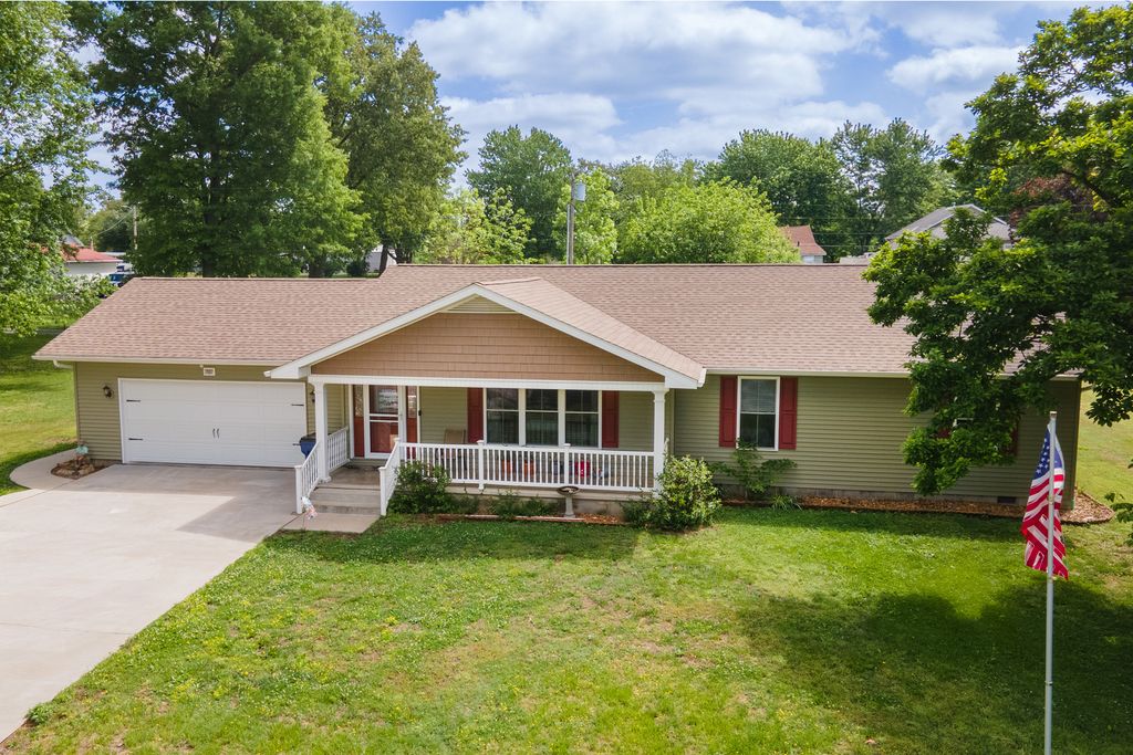 707 S Sunny Slope Street, West Frankfort, IL 62896