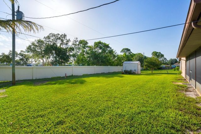 886 S E O'Donnell Lane, Port St. Lucie, FL 34983