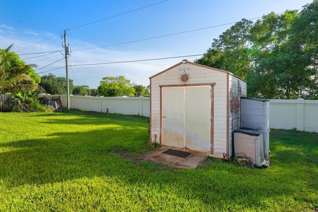 886 S E O'Donnell Lane, Port St. Lucie, FL 34983