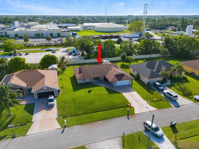 886 S E O'Donnell Lane, Port St. Lucie, FL 34983