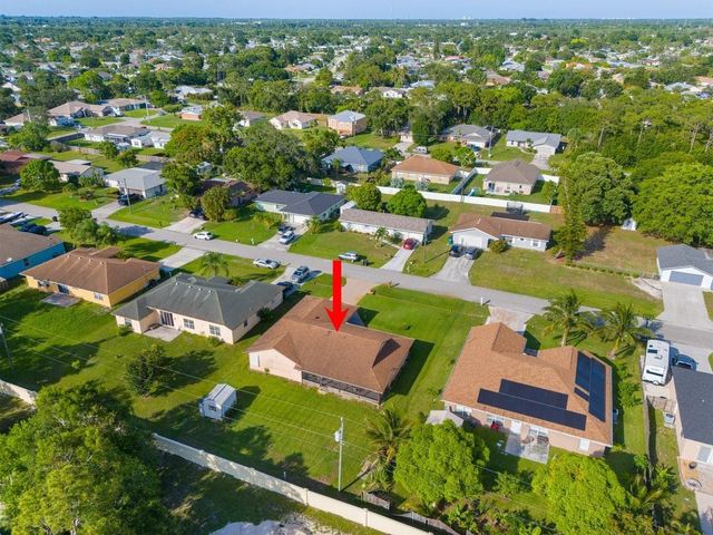 886 S E O'Donnell Lane, Port St. Lucie, FL 34983