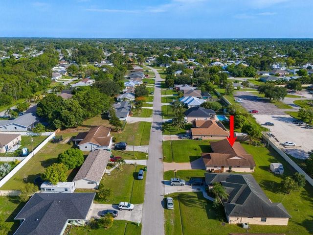886 S E O'Donnell Lane, Port St. Lucie, FL 34983