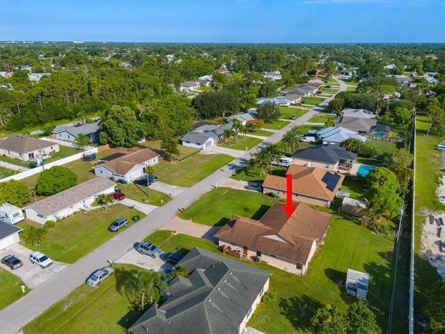 886 S E O'Donnell Lane, Port St. Lucie, FL 34983