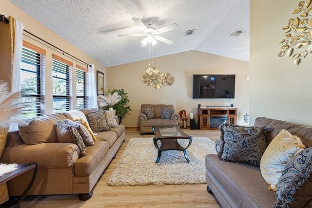 886 S E O'Donnell Lane, Port St. Lucie, FL 34983