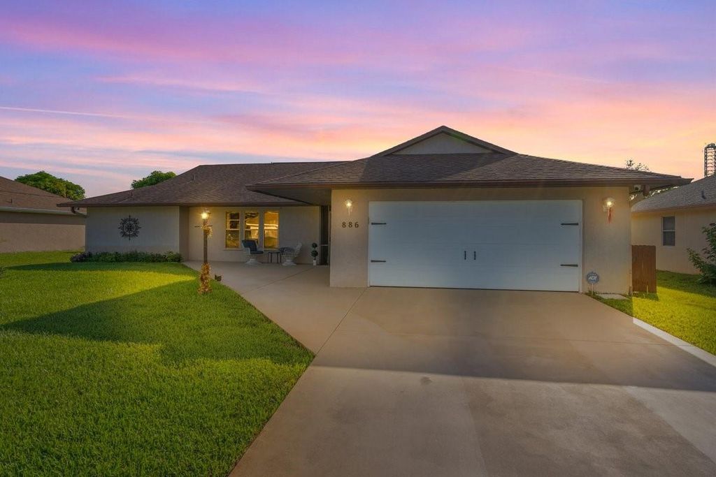 886 S E O'Donnell Lane, Port St. Lucie, FL 34983