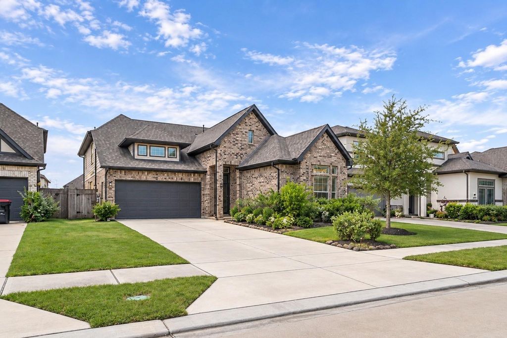 Image 1 of property listing at 8726 Timber Knoll Drive, Missouri City, TX 77459