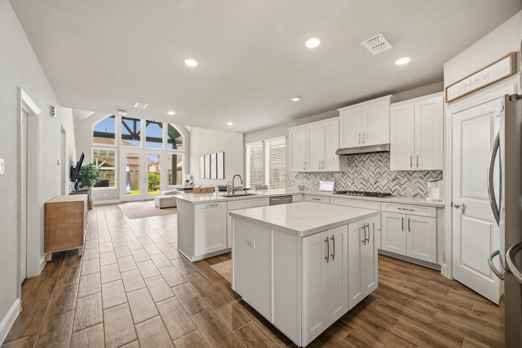 Image 9 of property listing at 8726 Timber Knoll Drive, Missouri City, TX 77459