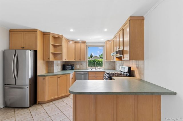 9 7th Street, Jamesport, NY 11947