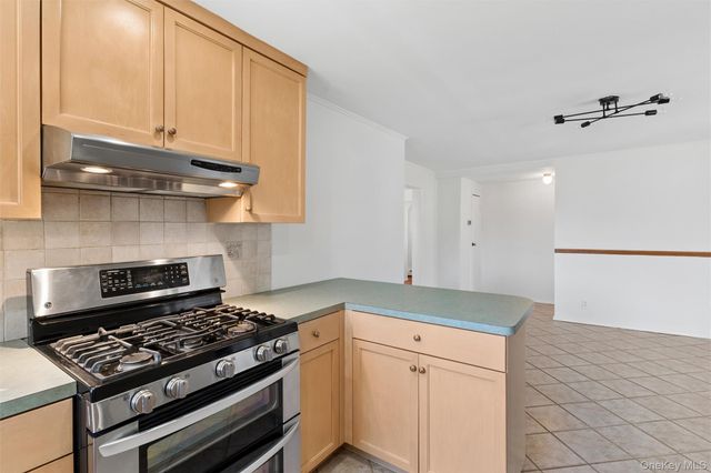 9 7th Street, Jamesport, NY 11947