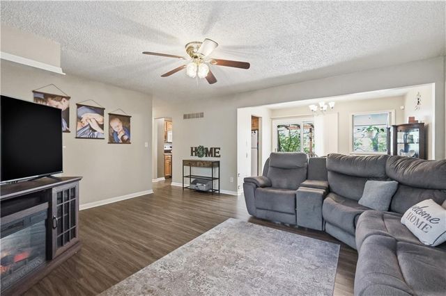 2824 Berry Lane, Independence, MO 64057