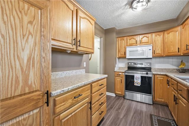 2824 Berry Lane, Independence, MO 64057