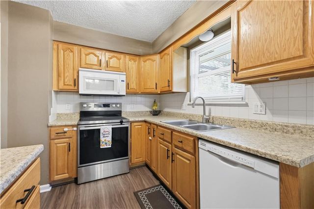 2824 Berry Lane, Independence, MO 64057