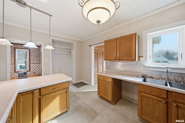 412 W MAPLE Street, Canton, IL 61520