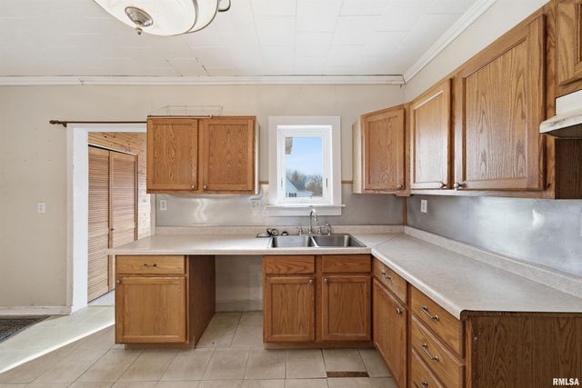 412 W MAPLE Street, Canton, IL 61520