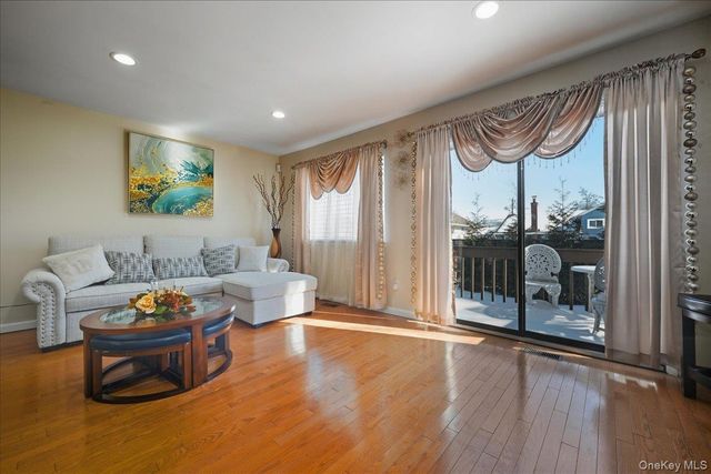 1790 Front Street 21, East Meadow, NY 11554