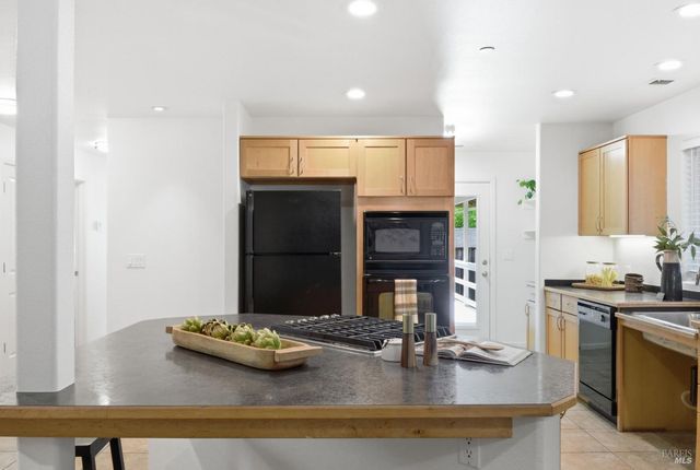 185 Lasso Ln, Santa Rosa, CA 95403