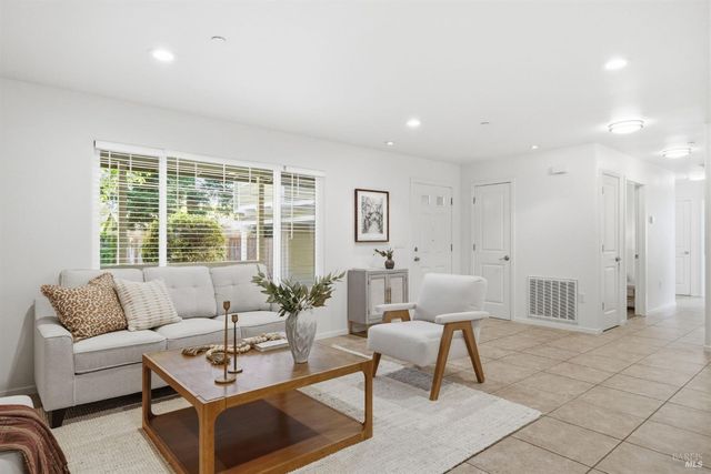 185 Lasso Ln, Santa Rosa, CA 95403