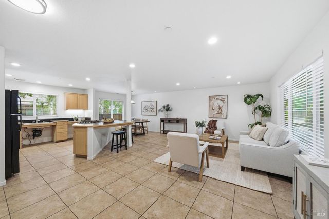 185 Lasso Ln, Santa Rosa, CA 95403