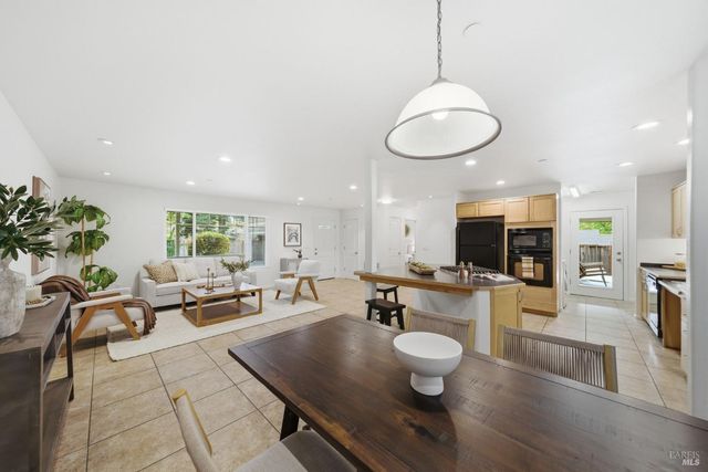 185 Lasso Ln, Santa Rosa, CA 95403