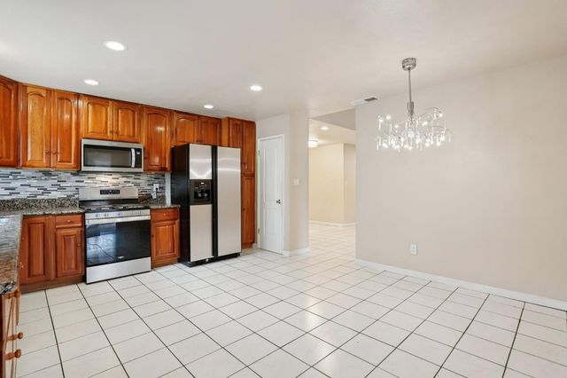 5 Seco Ct, Sacramento, CA 95823