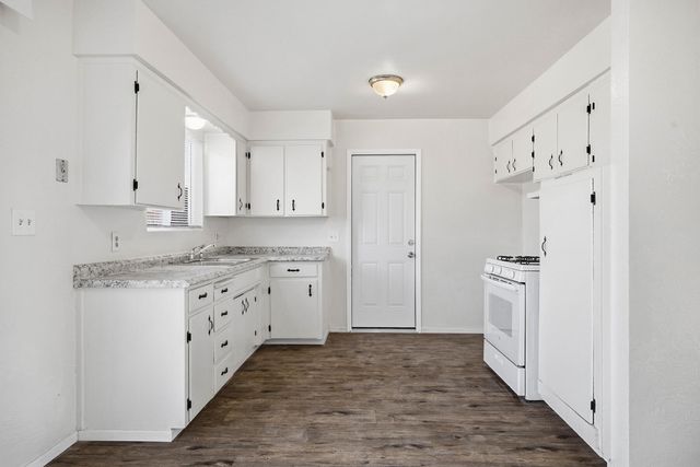 1316 S Spruce Street, Tulare, CA 93274