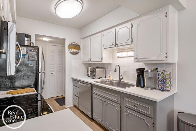 443 Riviera Drive, St Clair Shores, MI 48080