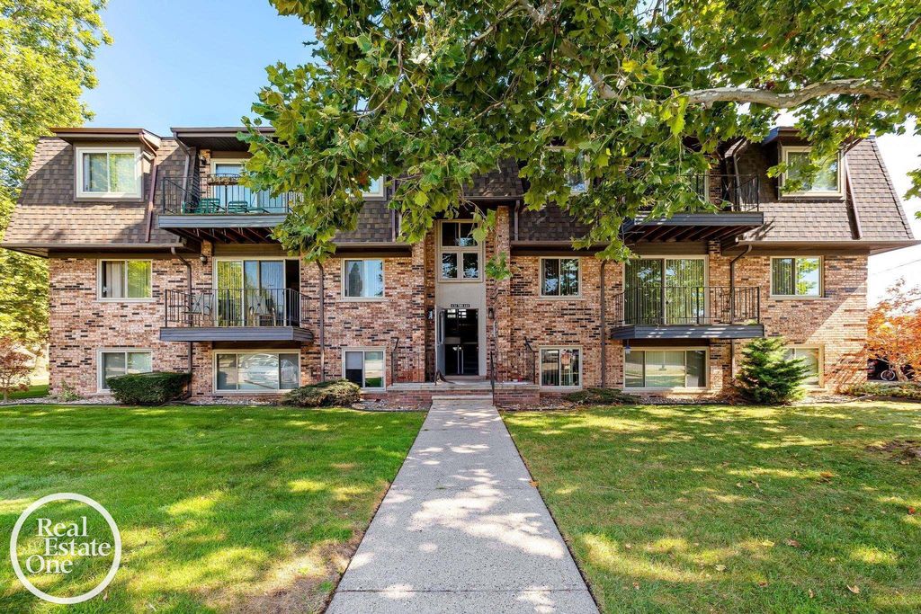 443 Riviera Drive, St Clair Shores, MI 48080