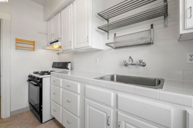 4277 Howe St, Oakland, CA 94611
