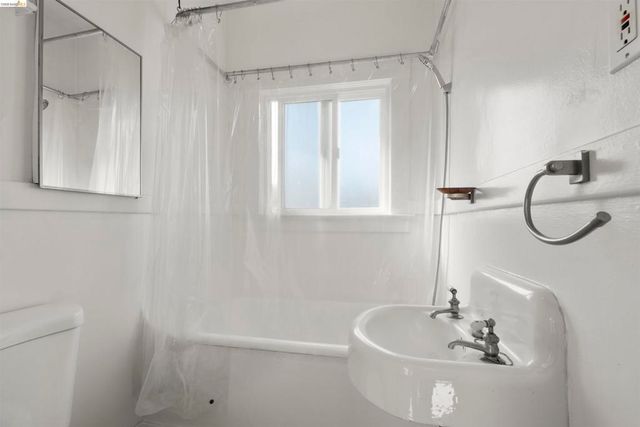 4277 Howe St, Oakland, CA 94611