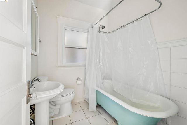 4277 Howe St, Oakland, CA 94611