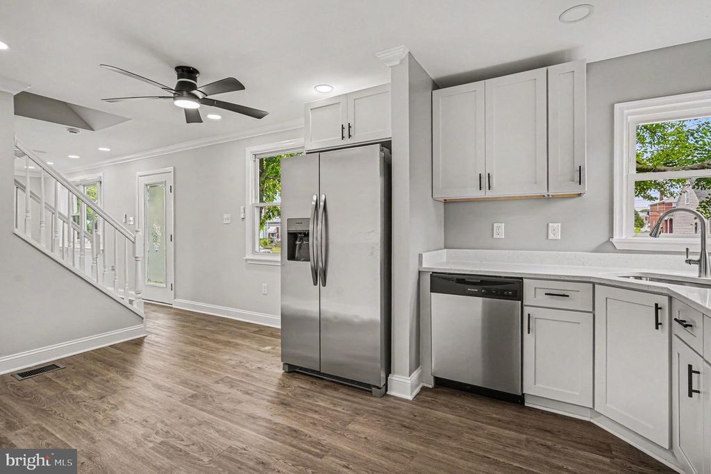 Image 9 of property listing at 3413 LOGANVIEW DR, Baltimore, MD 21222