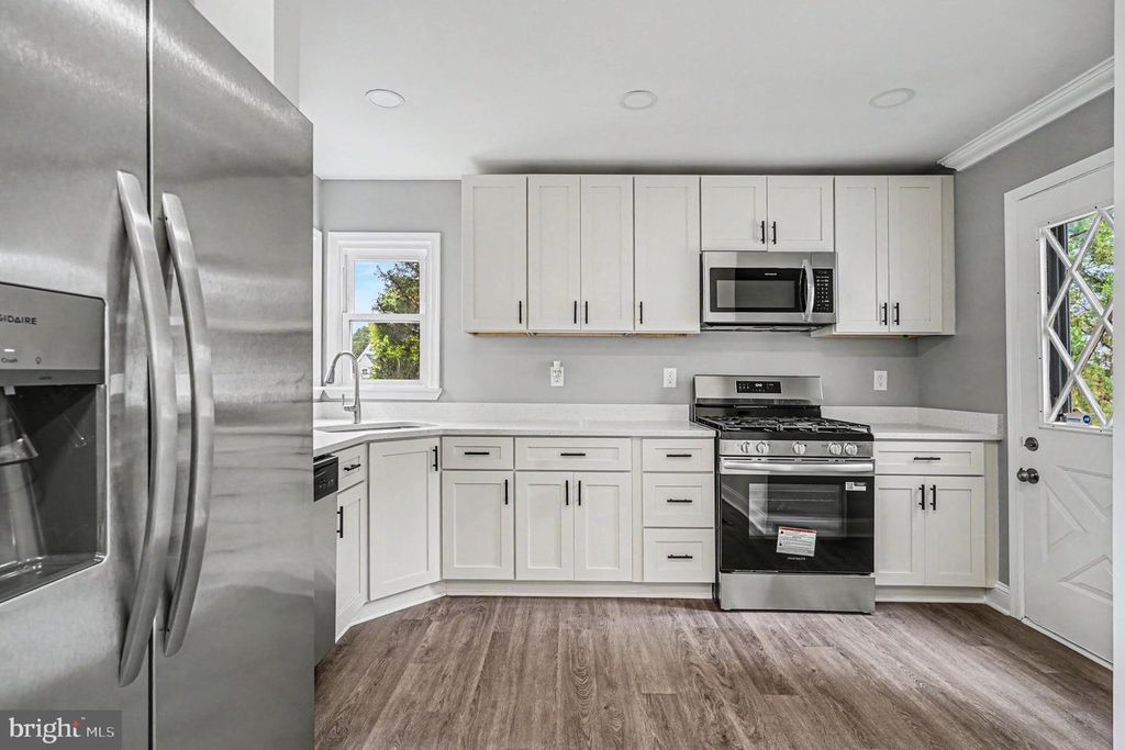Image 12 of property listing at 3413 LOGANVIEW DR, Baltimore, MD 21222