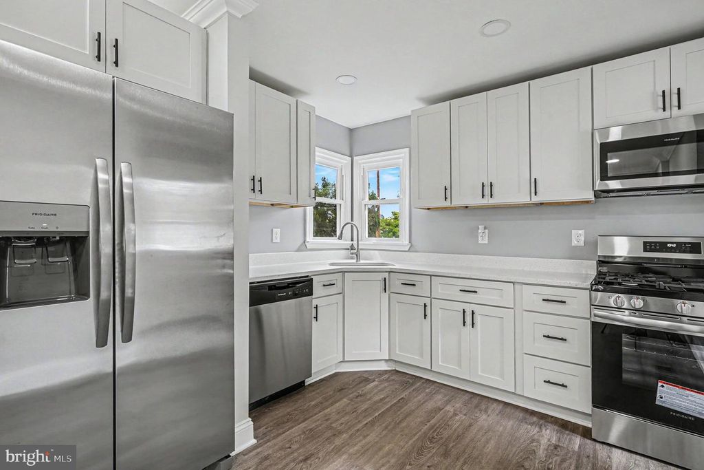 Image 13 of property listing at 3413 LOGANVIEW DR, Baltimore, MD 21222