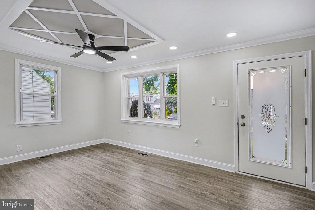Image 4 of property listing at 3413 LOGANVIEW DR, Baltimore, MD 21222