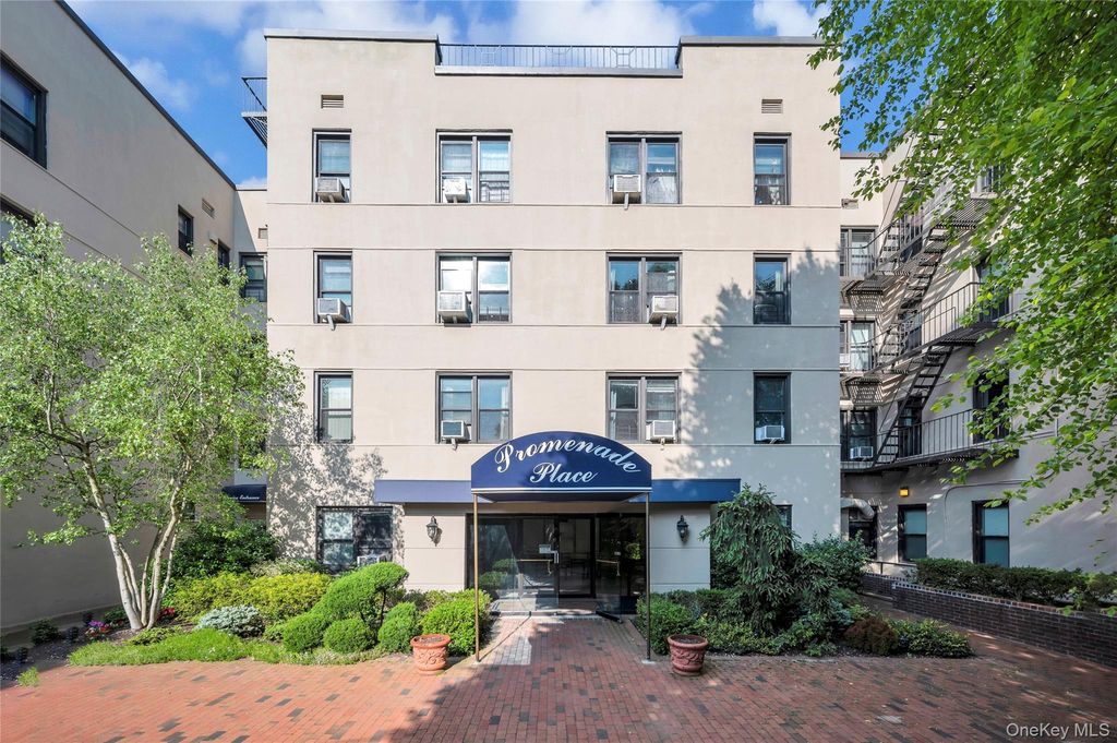 11 Wooleys Lane 3A, Great Neck, NY 11021