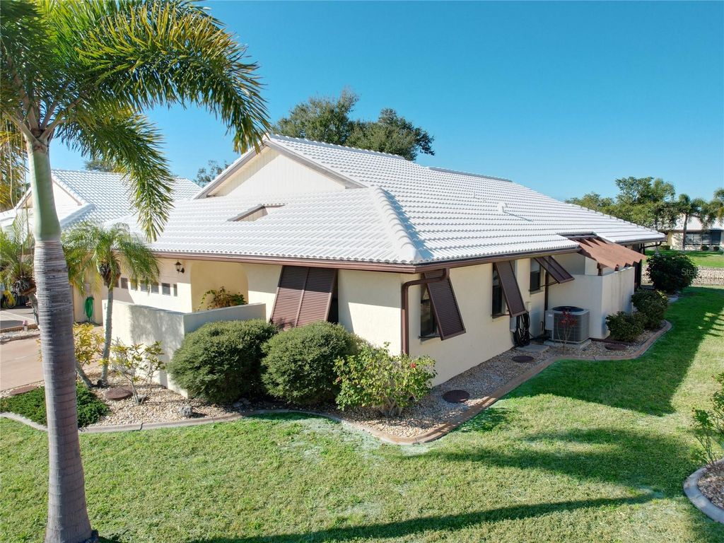 Image 2 of property listing at 137 DRIFTING SANDS DRIVE, Venice, FL 34293