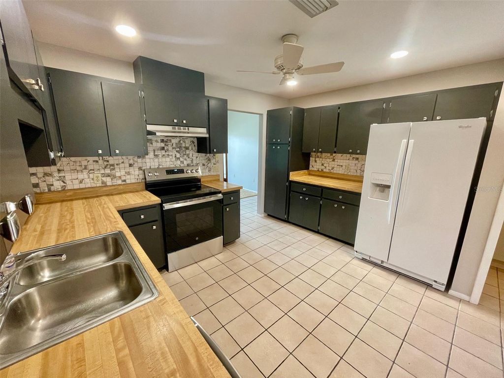 Image 18 of property listing at 137 DRIFTING SANDS DRIVE, Venice, FL 34293