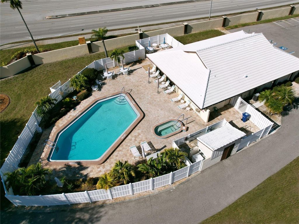 Image 37 of property listing at 137 DRIFTING SANDS DRIVE, Venice, FL 34293