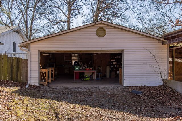 8551 Athens Lane, Fayetteville, AR 72704