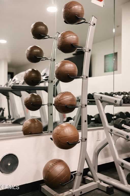 Image 10 of property listing at 124 W Colorado Street 301, Glendale, CA 91204