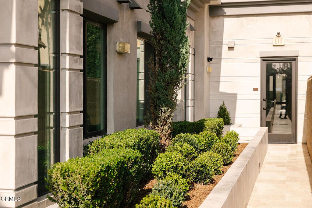 Image 14 of property listing at 124 W Colorado Street 301, Glendale, CA 91204